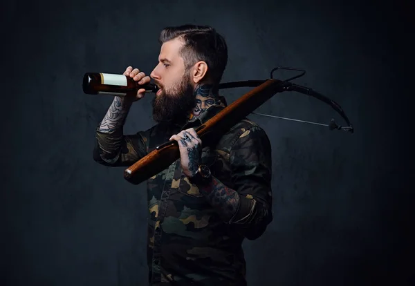 Masculino segura a garrafa de cerveja artesanal — Fotografia de Stock