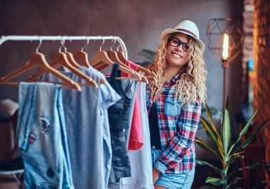 Kadın moda giysiler seçer 
