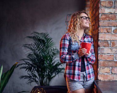 Güzel sarışın içecekler kahve 