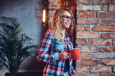 Kadın içecekler sabah kahvesi