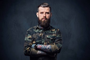 Sakallı dövmeli hipster portresi
