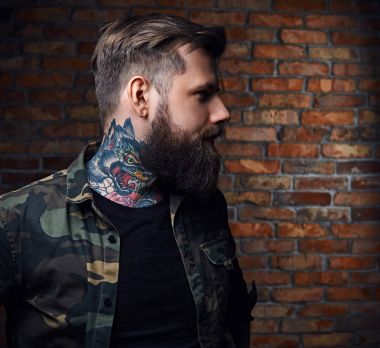 Dövmeli sakallı erkek askeri ceket '.