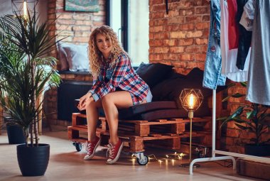 Sarışın kadın kot şort giymiş