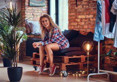 Sarışın kadın bir stüdyoda poz