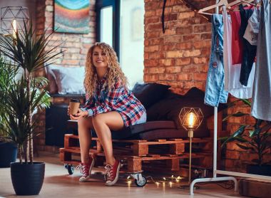 Erkek bir tuvalette sabah kahve içer