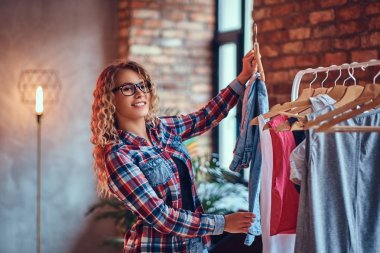 Erkek moda giysiler seçer
