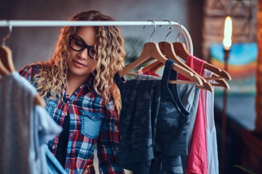Erkek moda giysiler seçer