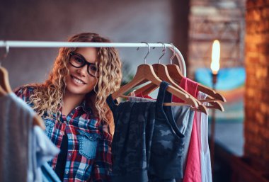 Erkek moda giysiler seçer