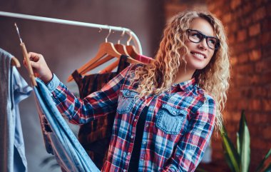 Erkek moda giysiler seçer