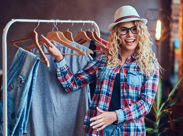 Vrouw kiest modieuze kleding — Stockfoto