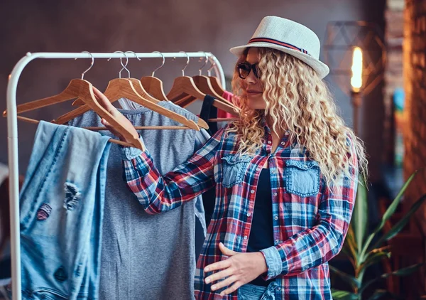 女人选择时髦的衣服 — 图库照片