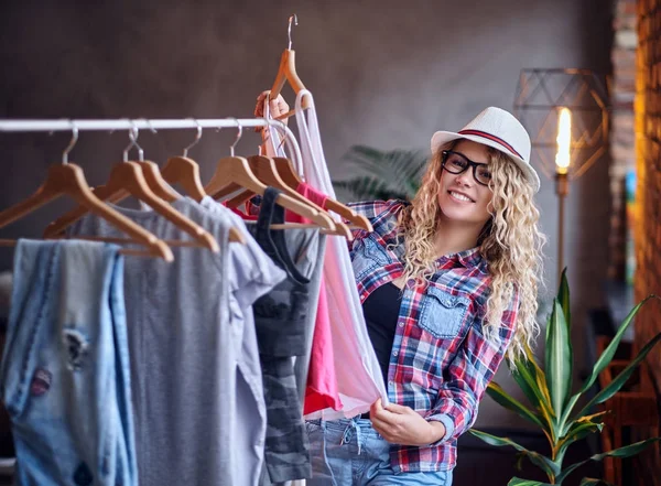 Női fekete szemüveg és a kalap — Stock Fotó