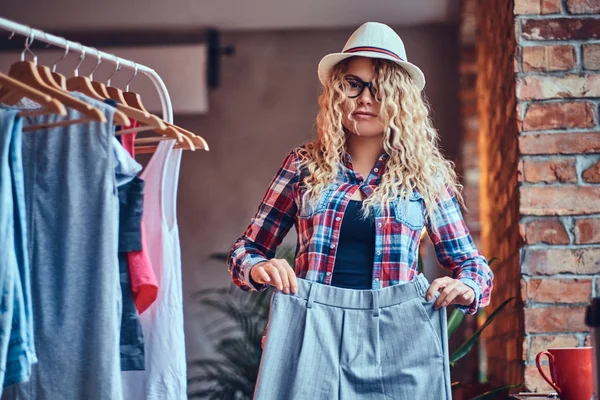 Női fekete szemüveg és a kalap — Stock Fotó