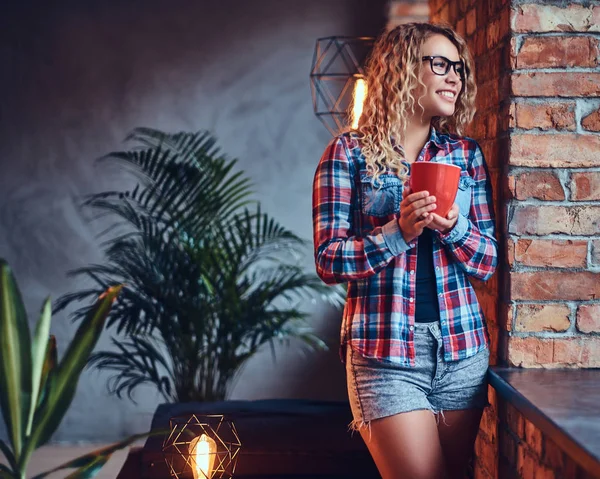 Vrouwelijke drinken koffie in de ochtend — Stockfoto