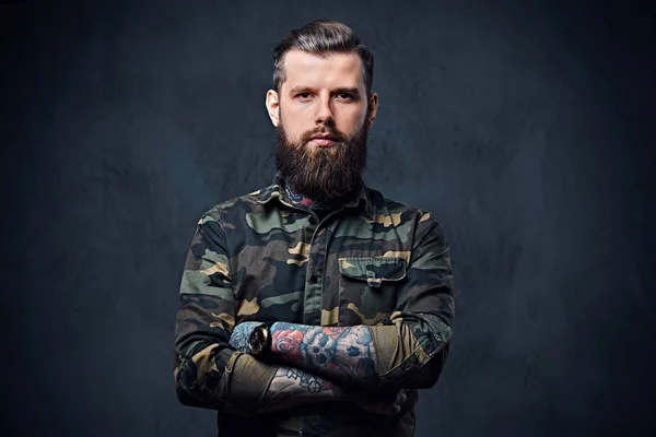 Retrato de hipster tatuado barbudo — Fotografia de Stock