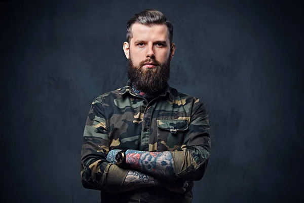 Portrait de hipster tatoué barbu — Photo