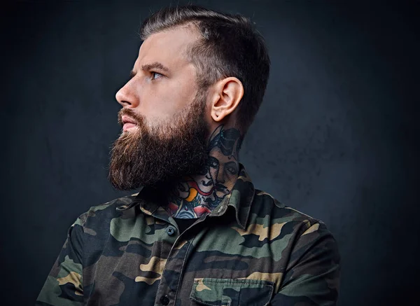 Portrait de hipster tatoué barbu — Photo