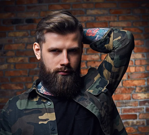 Homme barbu tatoué en veste militaire . — Photo