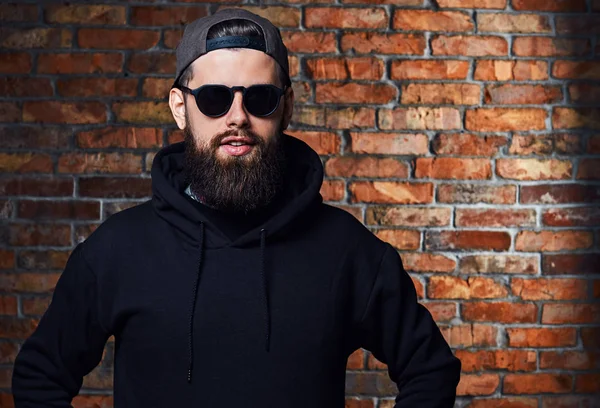 Moderner bärtiger Hipster-Rüde im Kapuzenpulli — Stockfoto