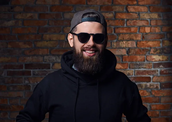 Moderne bebaarde hipster man in hoodie — Stockfoto