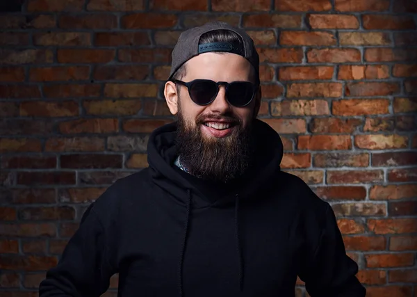 Nowoczesne hipster Brodaty mężczyzna w Bluza z kapturem — Zdjęcie stockowe