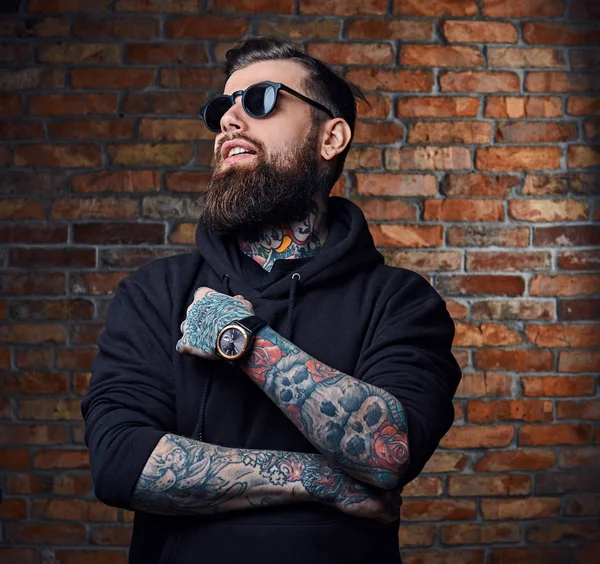 Moderno barbudo hipster macho com capuz — Fotografia de Stock