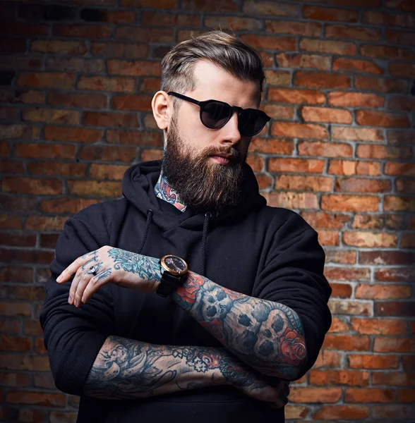 Moderno barbudo hipster masculino con capucha — Foto de Stock