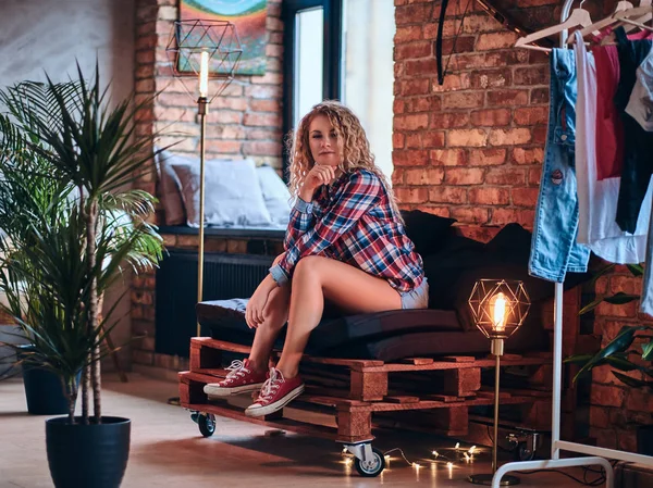 Mulher loira vestida com shorts jeans — Fotografia de Stock