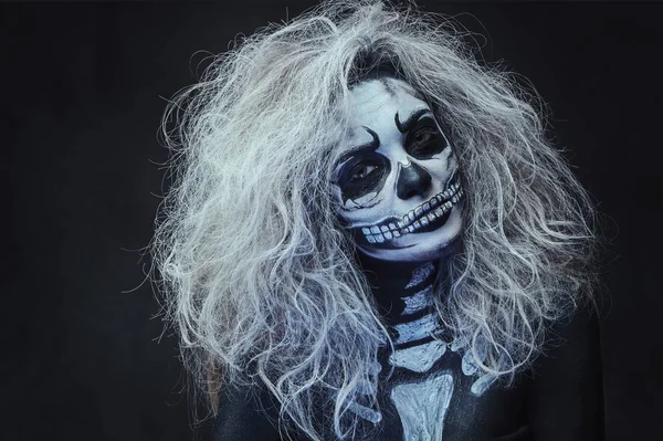Halloween vrouwelijke schedel make-up — Stockfoto