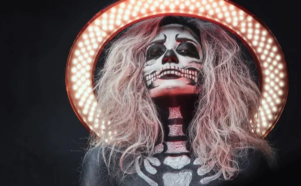 Хэллоуин женский макияж черепа — стоковое фото