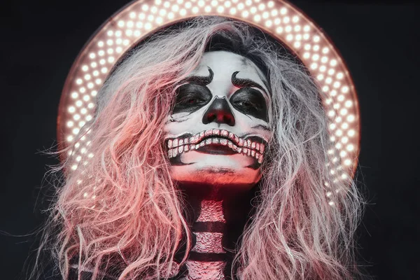 Halloween vrouw met creatieve — Stockfoto