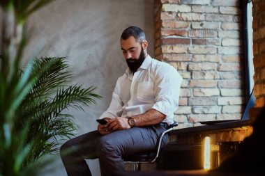 Modern erkek Smartphone kullanarak sakallı.