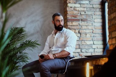 Modern erkek Smartphone kullanarak sakallı.