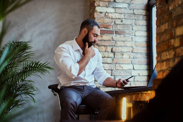 Varón moderno barbudo usando teléfono inteligente . —  Fotos de Stock