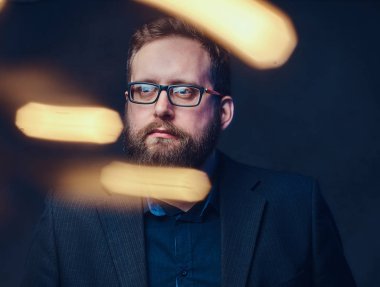 Bir adam gözlük ve papyon.