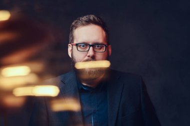 Bir adam gözlük ve papyon.