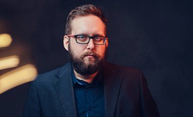 Bir adam gözlük ve papyon.