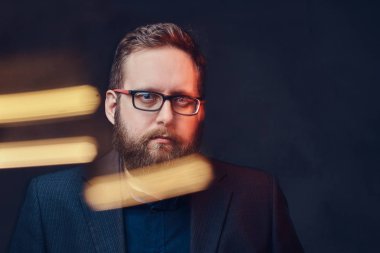 Bir adam gözlük ve papyon.