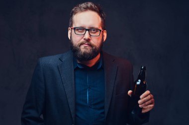 Bir adam zanaat bira içiyor.