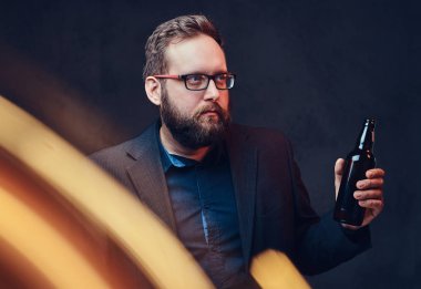 Bir adam zanaat bira içiyor.