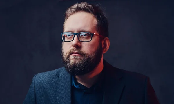 Grave regordete macho en gafas sobre fondo gris . —  Fotos de Stock