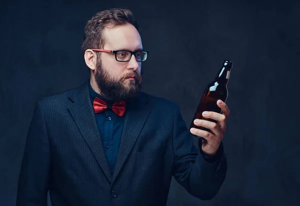 Egy férfi italok kézműves sör. — Stock Fotó