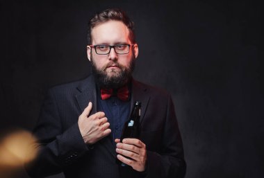 Bir adam zanaat bira içiyor.