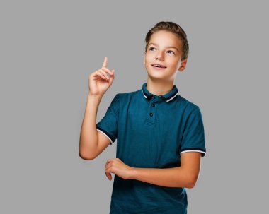 Akıllı genç çocuk.