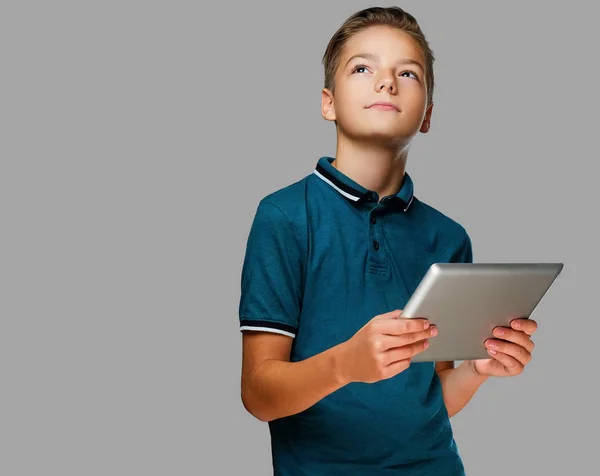 O adolescente positivo segura tablet PC . — Fotografia de Stock