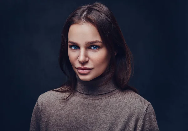 Een vrouw gekleed in een lange nek, bruine jas. — Stockfoto