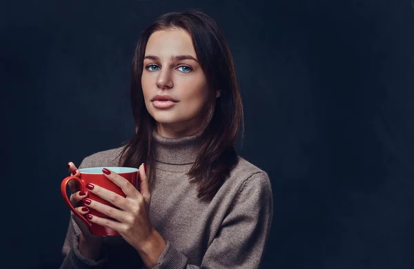 A woman holds the red coffee cup. — Stock Photo, Image