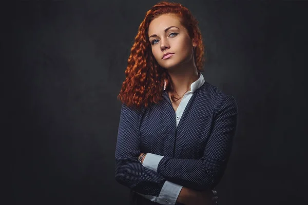 Redhead supervisore femminile vestito con un abito elegante . — Foto Stock