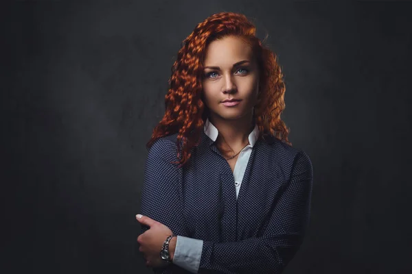 Redhead female supervisor dressed in an elegant suit. — Stock Photo, Image