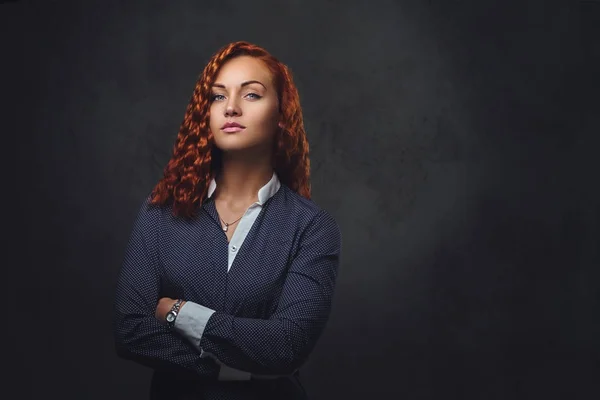 Redhead female supervisor dressed in an elegant suit. — Stock Photo, Image